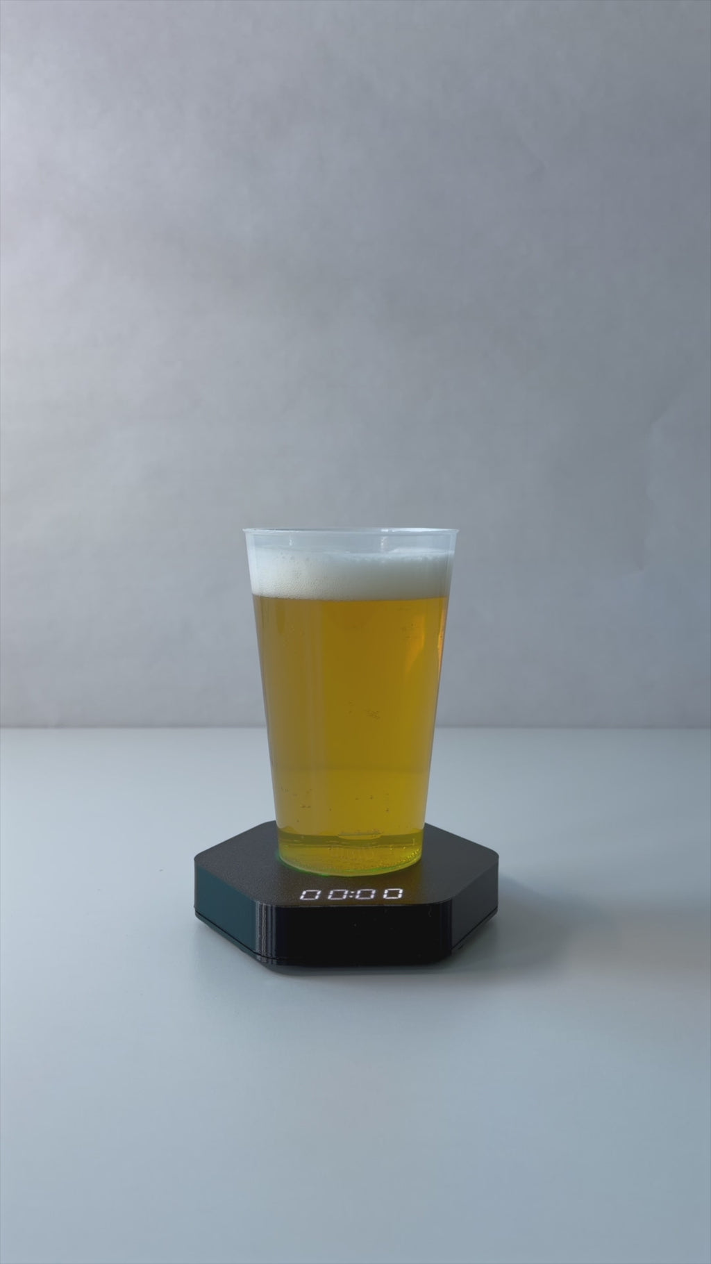 The official ad for Saumi the drinking timer. It shows that u use every glass or bottle to play Saumi. In the end one person drinks from Saumi and exits the room.