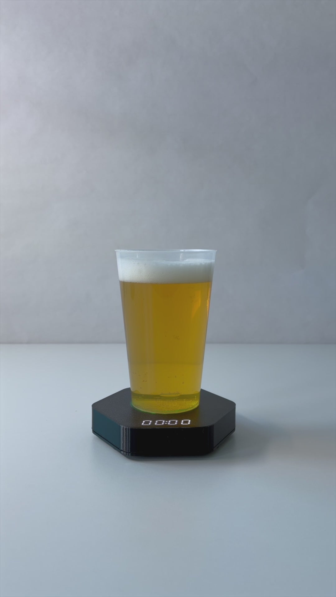 The official ad for Saumi the drinking timer. It shows that u use every glass or bottle to play Saumi. In the end one person drinks from Saumi and exits the room.
